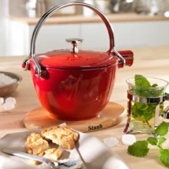 Staub Teekanne Und Wasserkessel Aus Gusseisen In Grenadine 5 Staub Teekanne Und Wasserkessel Aus Gusseisen In Grenadine -STAUB shop 10830 rgb 300dpi neu 4 l