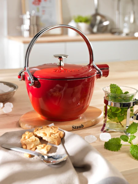 Staub Teekanne Und Wasserkessel Aus Gusseisen In Grenadine 3 Staub Teekanne Und Wasserkessel Aus Gusseisen In Grenadine - Image 3