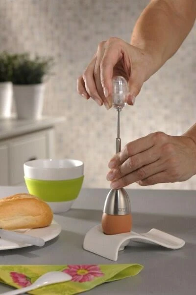 GEFU Eierköpfer Mit Salzstreuer In Rot 2 GEFU Eierköpfer Mit Salzstreuer In Rot - Image 2