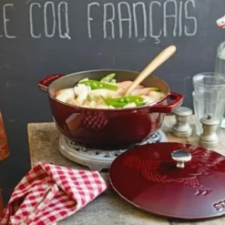 Staub Bräter La Marmite Mit Hahn-Dekor In Grenadine -STAUB shop 15917 rgb 300 neudpi neu l