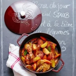 Staub Bräter La Marmite Mit Hahn-Dekor In Grenadine -STAUB shop 15925 rgb 300dpi neu l