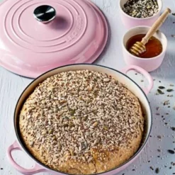 Le Creuset Gourmet-Profitopf Signature In Shell Pink 8 Le Creuset Gourmet-Profitopf Signature In Shell Pink -STAUB shop 21180264014430 Gusseisen Gourmet Profitopf 26 cm Chiffon Pink Stimmungsbild 01 neu l