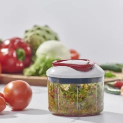 Zyliss Easy Pull - Universalhacker 22 Zyliss Easy Pull - Universalhacker -STAUB shop 220 E910015 Zyliss EasyPullFoodProcessor LifestyleSquare HR