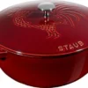 Staub Bräter La Marmite Mit Hahn-Dekor In Grenadine
