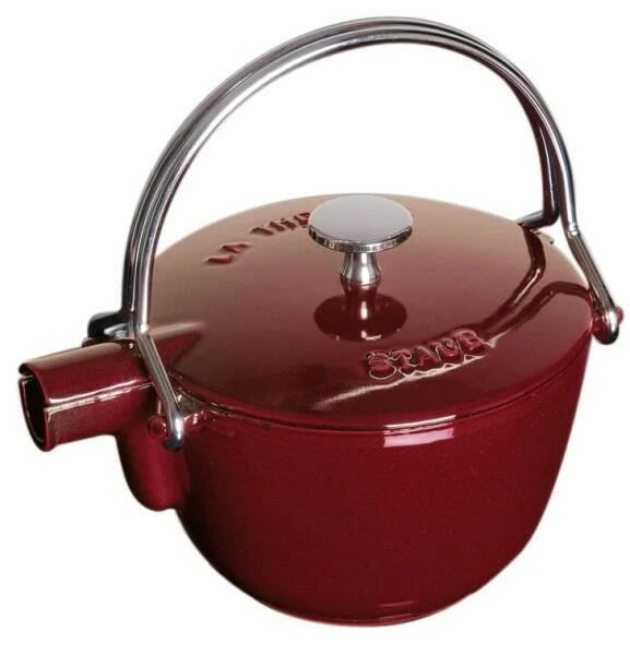 Staub Teekanne Und Wasserkessel Aus Gusseisen In Grenadine 1 Staub Teekanne Und Wasserkessel Aus Gusseisen In Grenadine