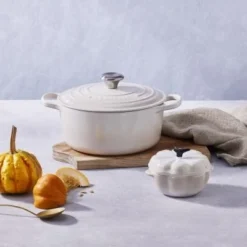 Le Creuset Kürbisförmchen Mit Deckel In Meringue 11 Le Creuset Kürbisförmchen Mit Deckel In Meringue -STAUB shop 61802357160003 21177247164430 LS00001