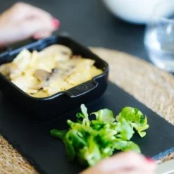 Appolia Auflaufform Quadratisch In Satin-schwarz 28 Cm / 2,7 Liter 17 Appolia Auflaufform Quadratisch In Satin-schwarz 28 Cm / 2,7 Liter -STAUB shop APPOLIA Black Satin 61531 lifestyle Maxime Dubois until 2032 05 2 2