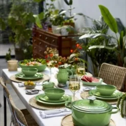 Le Creuset Familientopf La Marmite SIGNATURE In Bamboo Green 24 Cm / 3,1 Liter 7 Le Creuset Familientopf La Marmite SIGNATURE In Bamboo Green 24 Cm / 3,1 Liter -STAUB shop LC 20201221 UK LS YC BAMBOOCOLL2021 074