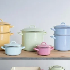 Riess Emaille Riess Kasserolle Aus Emaille In Rosa 7 Riess Emaille Riess Kasserolle Aus Emaille In Rosa -STAUB shop RIESS AMBIENTE CLASSIC Pastell Bunt 2019 11 23 highres