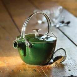 Staub Teekanne Und Wasserkessel Aus Gusseisen In Kirschrot 5 Staub Teekanne Und Wasserkessel Aus Gusseisen In Kirschrot -STAUB shop Staub Teekanne Ambiente