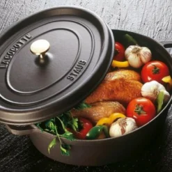 Staub Gänsebräter Oval Aus Gusseisen In Schwarz 7 Staub Gänsebräter Oval Aus Gusseisen In Schwarz -STAUB shop Staub cocotte ambiente 2 l
