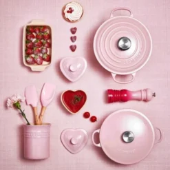 Le Creuset Gourmet-Profitopf Signature In Shell Pink 9 Le Creuset Gourmet-Profitopf Signature In Shell Pink -STAUB shop Uebersicht Chiffon Pink Stimmungsbild 06 neu3 1 l