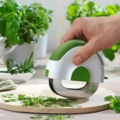 Microplane Wiegemesser Für Salat Und Kräuter 7 Microplane Wiegemesser Für Salat Und Kräuter -STAUB shop herb mezzaluna usage 48008 300dpi l