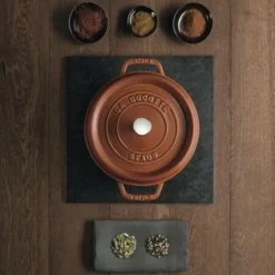 Staub Cocotte Rund Aus Gusseisen In Zimt 26, 24 Cm / 12 Cm/ 5,2 Liter -STAUB shop zimt ambiente1 l 3